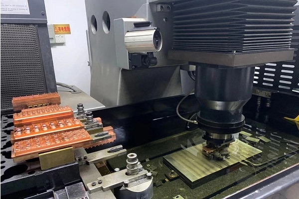 EDM sinking microscope measuring