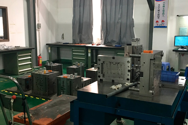 plastic injection molding assembly